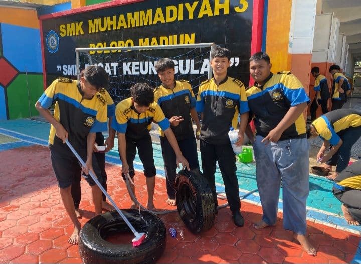 Dukung Madiun Meraih Adipura 2026, Warga SMK Muhammadiyah 3 Dolopo Gelar Kerja Bakti Bersih Sampah